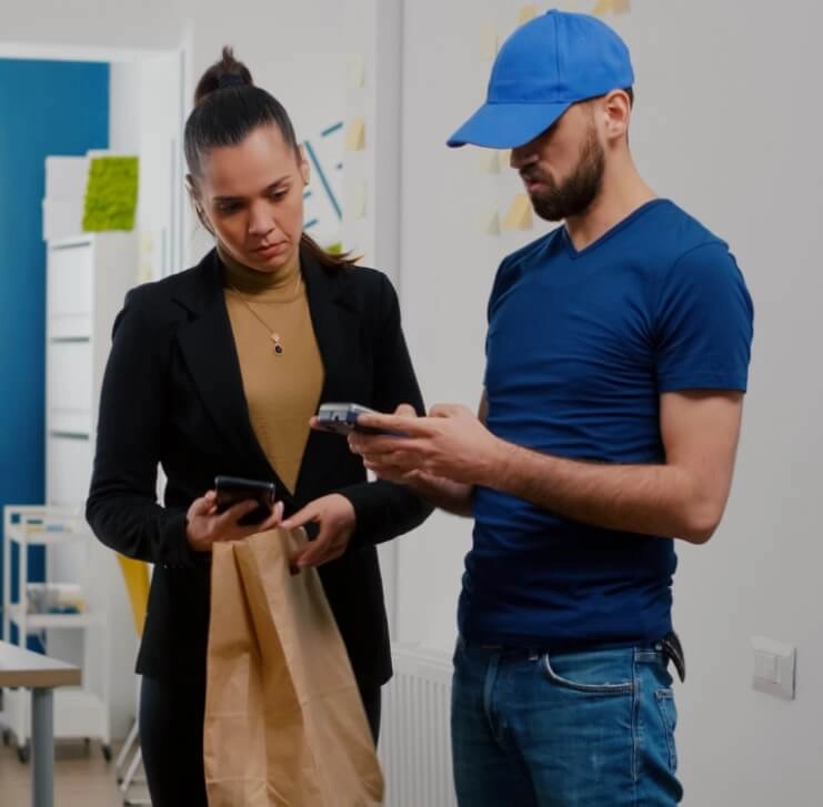 címzett bankkártyával fizet a futárnak